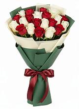 Букет Микс из красных и белых роз в Кокреке