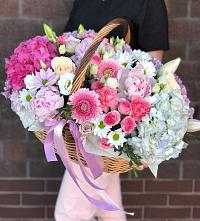 Композиция солнечный день в Кокреке Цветочная композиция из Розы, Хризантемы, Пионы и Лизиантусы в корзине в Кокреке